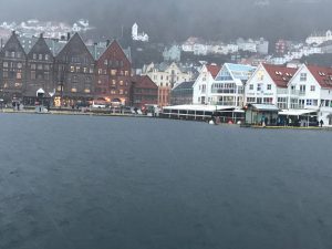 HØY VANNSTAND: Sjøen krøp godt oppover bryggene i Bergen, men for de fleste gikk det bra. (Foto: Andre Ekrem)